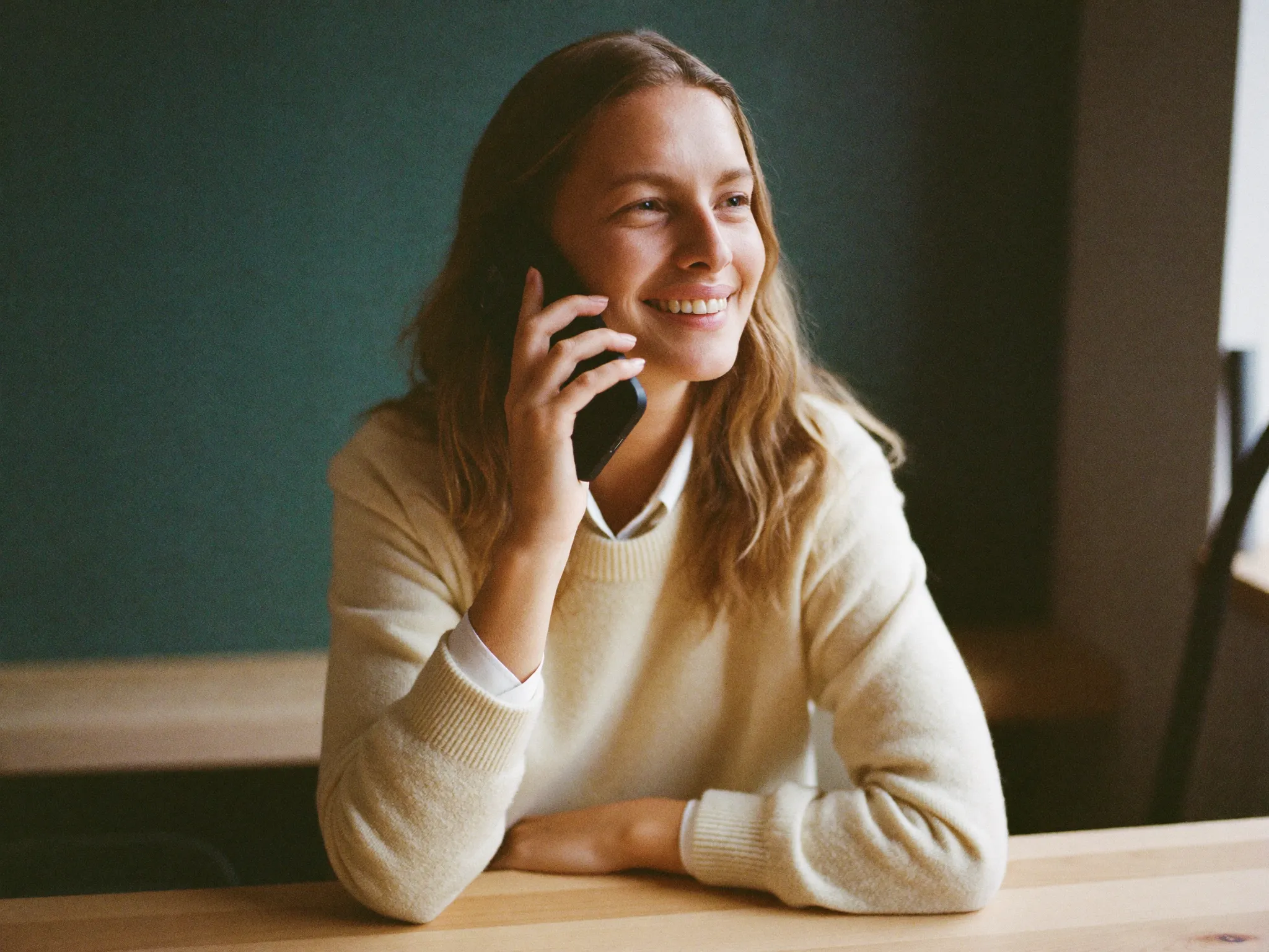 Rådgiver hos Fælles Forsikring taler med en kunde på telefon